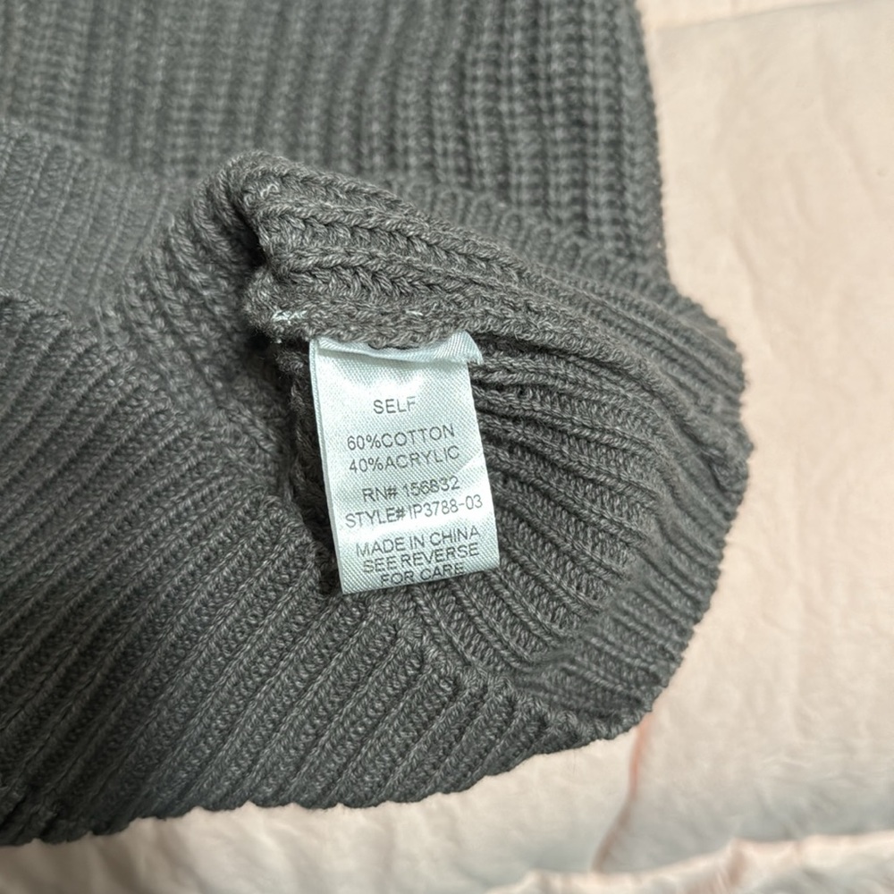 Women’s cold shoulder sweater size medium - Picture 4 of 4